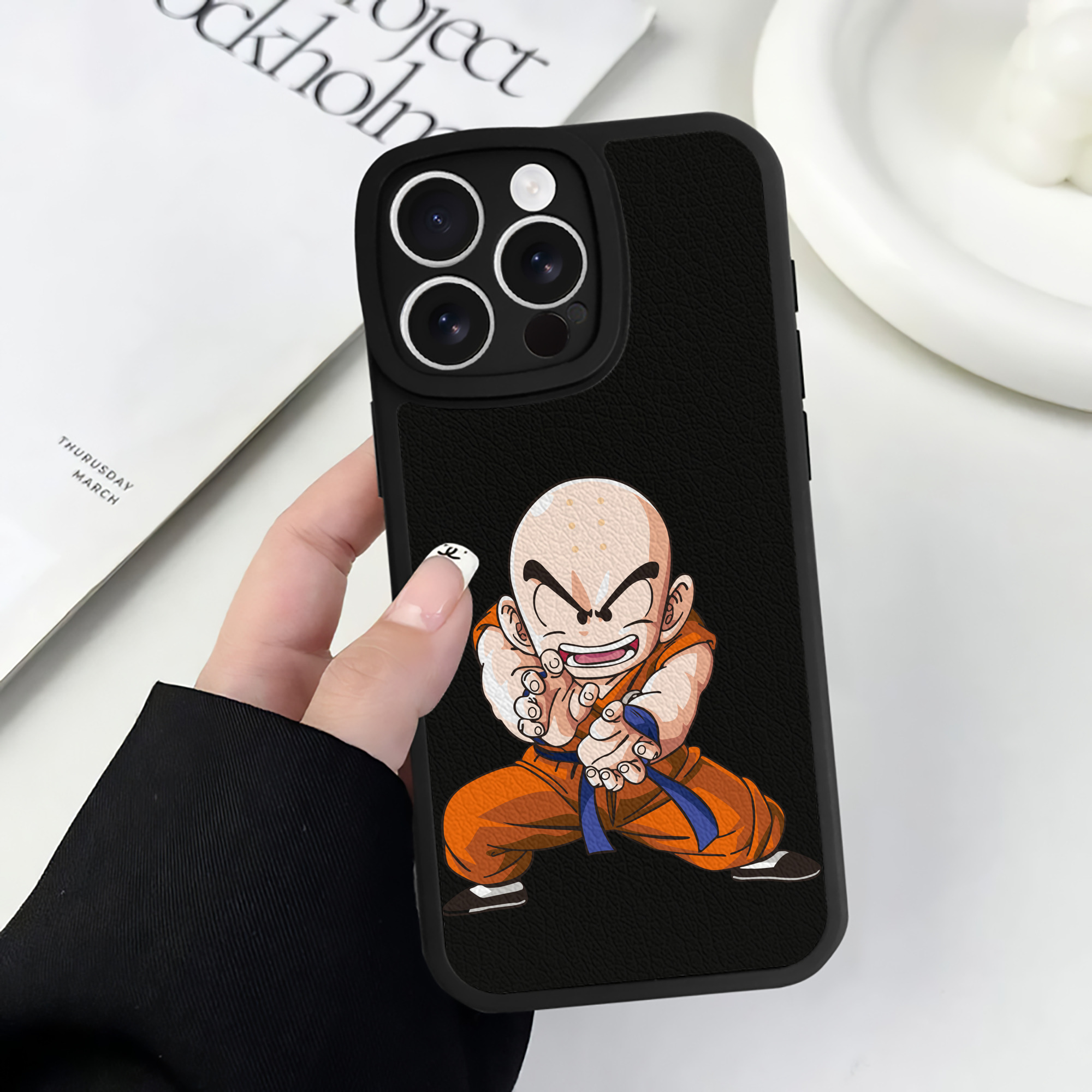 （画像用） ドラゴンボール クリリン DRAGON BALL krillin 【iPhone 16シリーズ対応】シリコンスマホケース（レザー調） 材質：シリコン